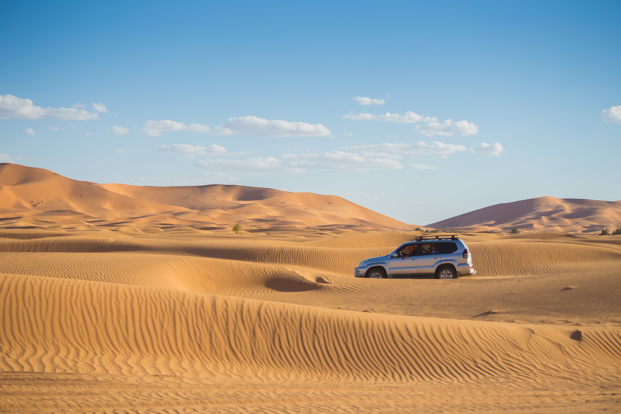 Marokko-Morocco-4×4-4wd-sahara-desert-woestijn-tour-toer-rondreis-avontuur-adventure-zandduinen-sanddunes-karim-manjra-unsplash