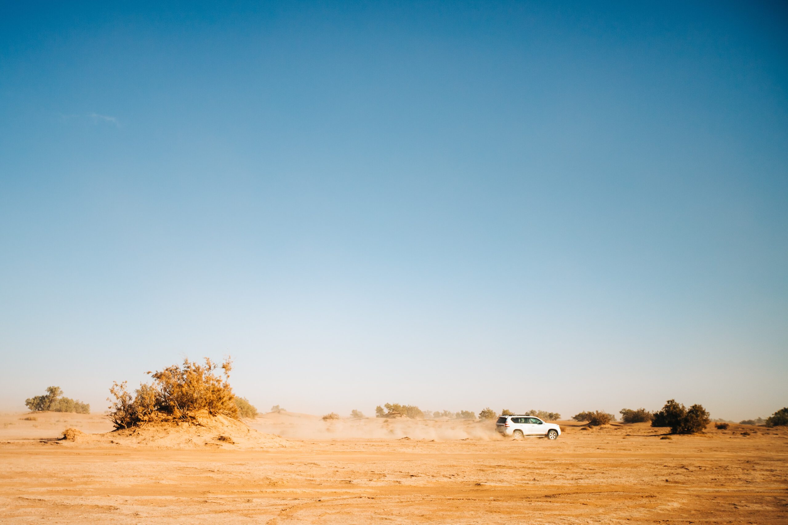 Marokko-Morocco-Custom- Tailormade-Maatwerk-Offroad-4×4-4wd-guide-gids-zandduinen-sanddunes-woestijn-Erg-Chegaga-desert-parker-hilton-unsplash